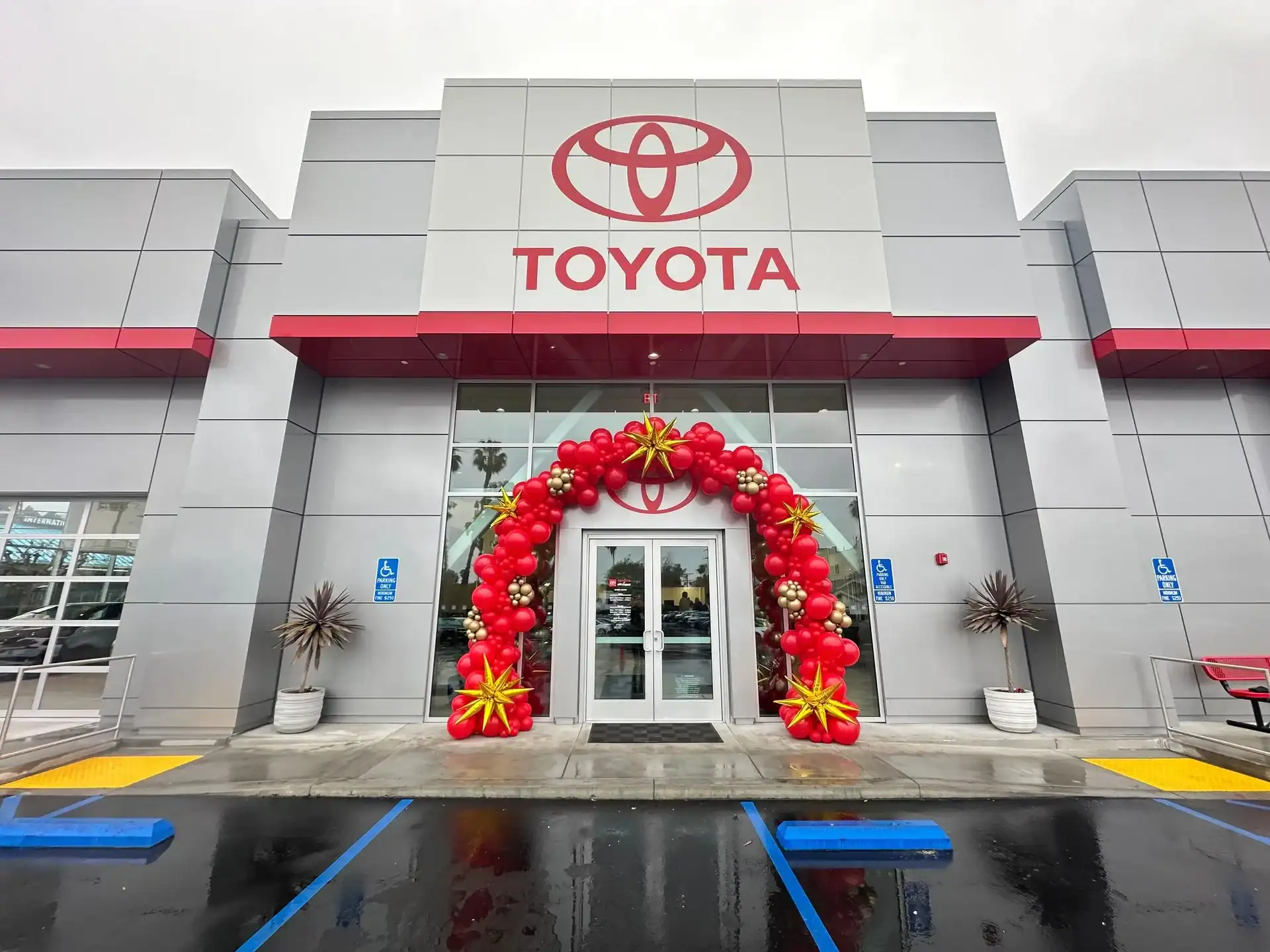 red and gold balloon arch at toyota in hollywood by the balloon guy